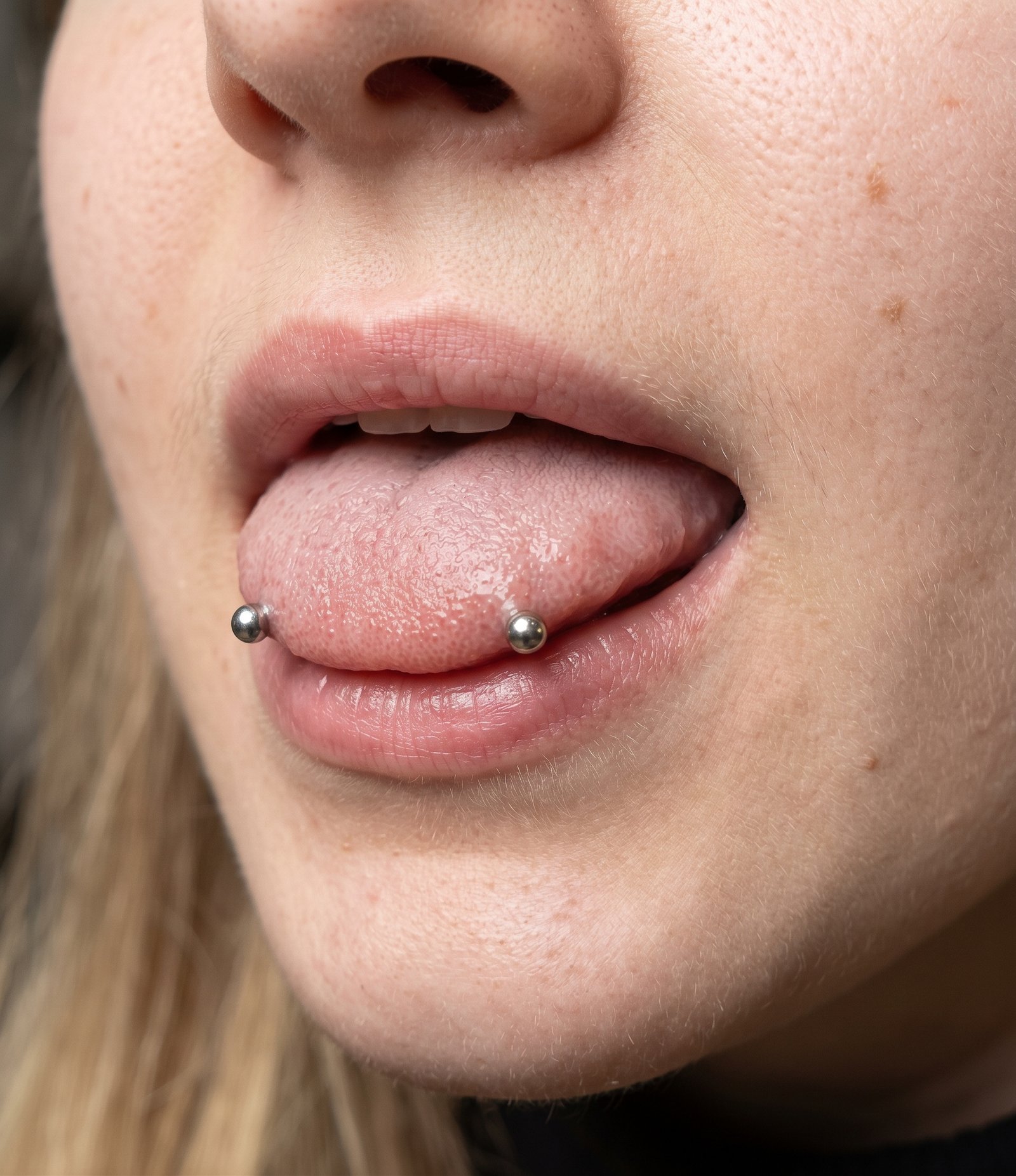 Piercing Snake Eyes orizzontale con due terminali ai lati della punta della lingua